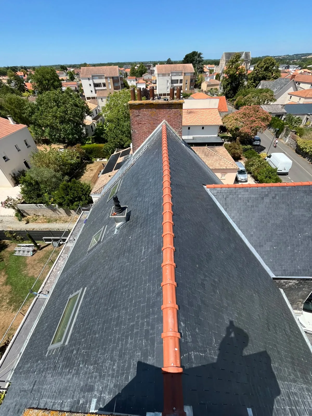 Toit en ardoise avec fenêtres de toit