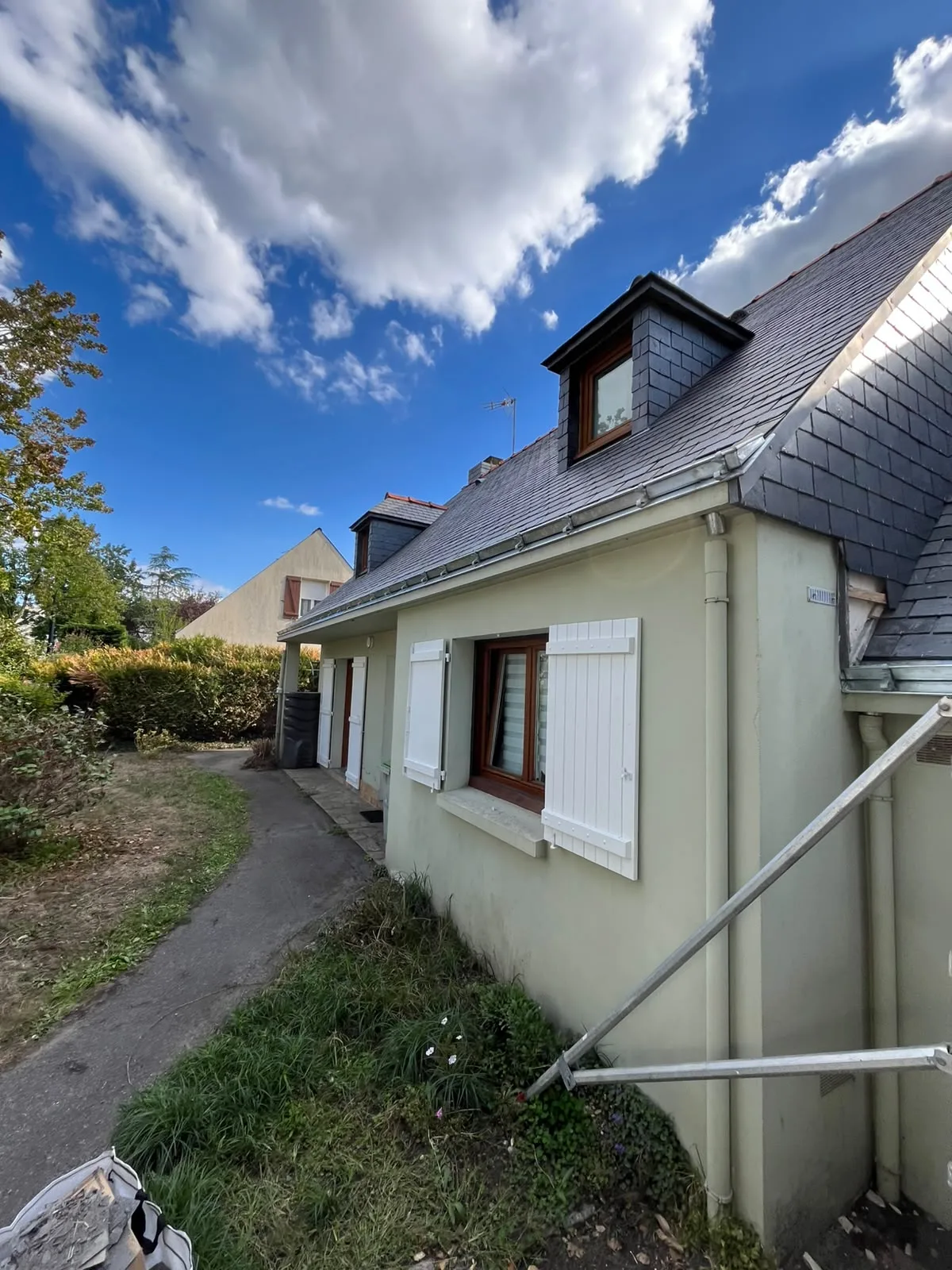 Maison nantaise avec toiture en ardoise et lucarnes