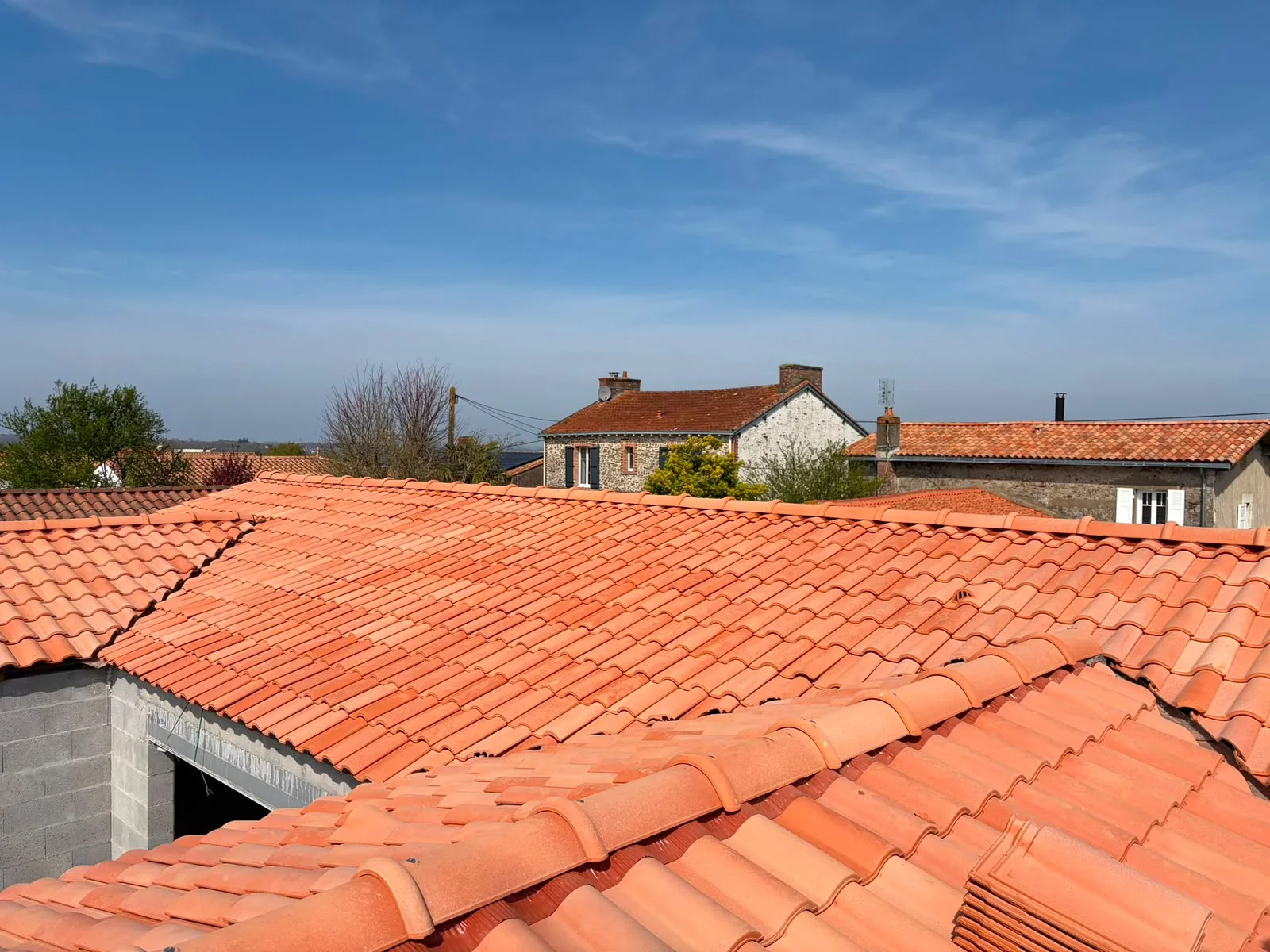 Couverture en tuiles terre cuite neuve sur une maison