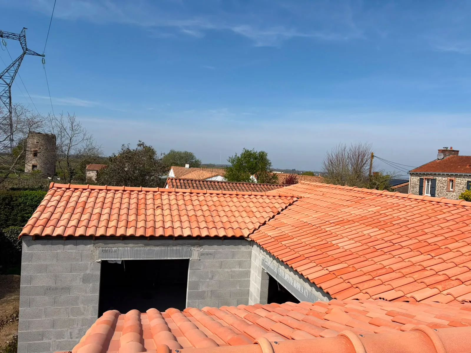 Chantier de couverture en tuiles sur une extension