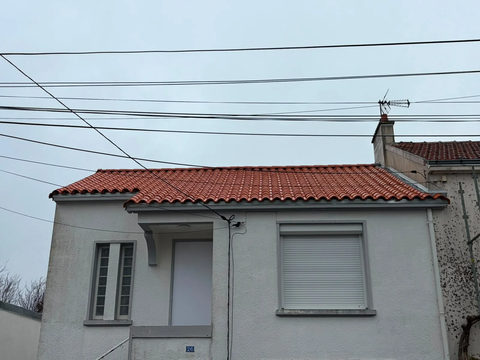 Maison nantaise avec toiture en tuiles réparée